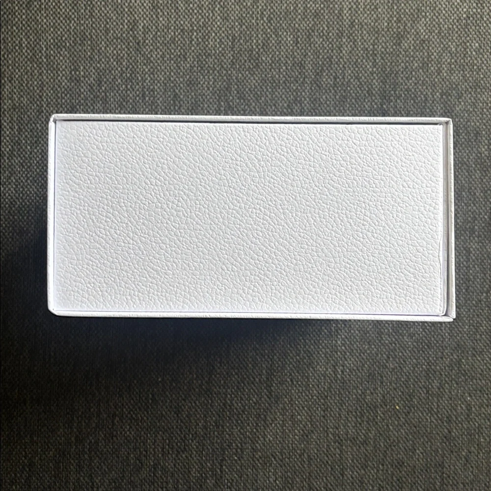 Dior White Box with Gold DIOR Logo - Picture 9 of 11